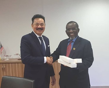 Mhe Balozi Dkt Ramadhani Dau akikabidhi Filamu hizo kwa Mhe Balozi Rusdi Kirana